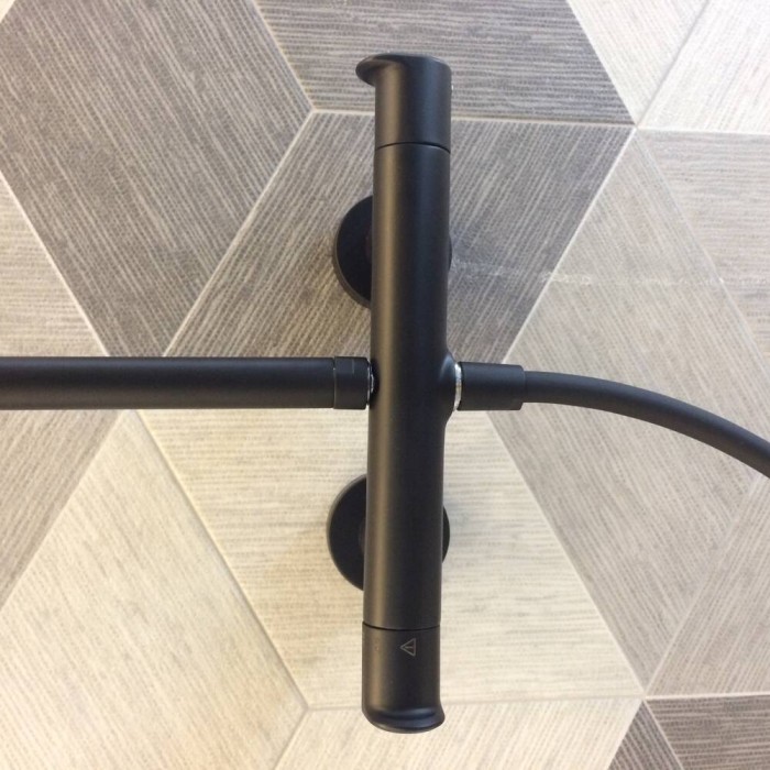 Плитка керамогранит Душевая система с термостатом CISAL 09.PR.05 цвет - матовый черный для пола